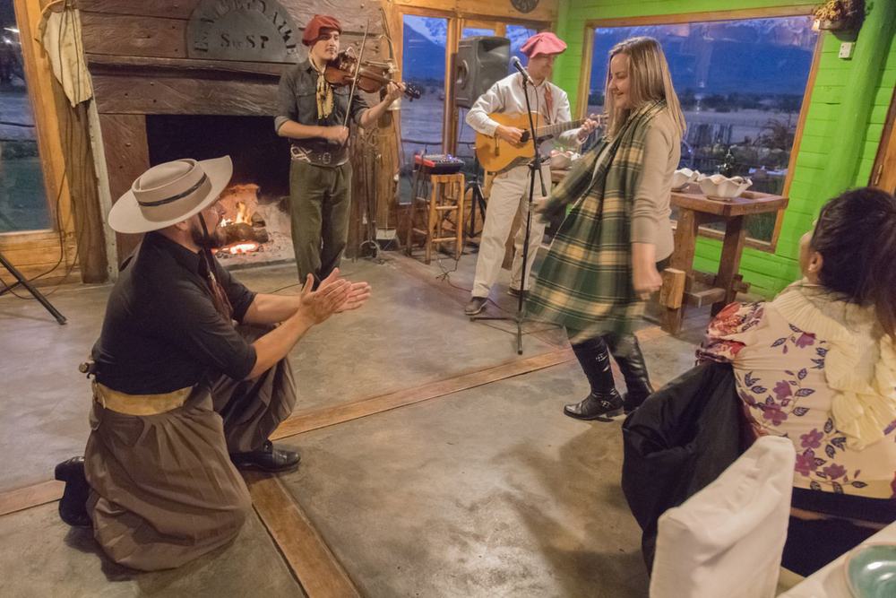 Músicos y baile folclórico en la cena de cierre de un grupo