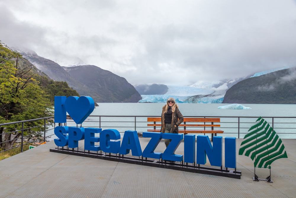 Una participante frente al glaciar Spegazzini durante la navegación