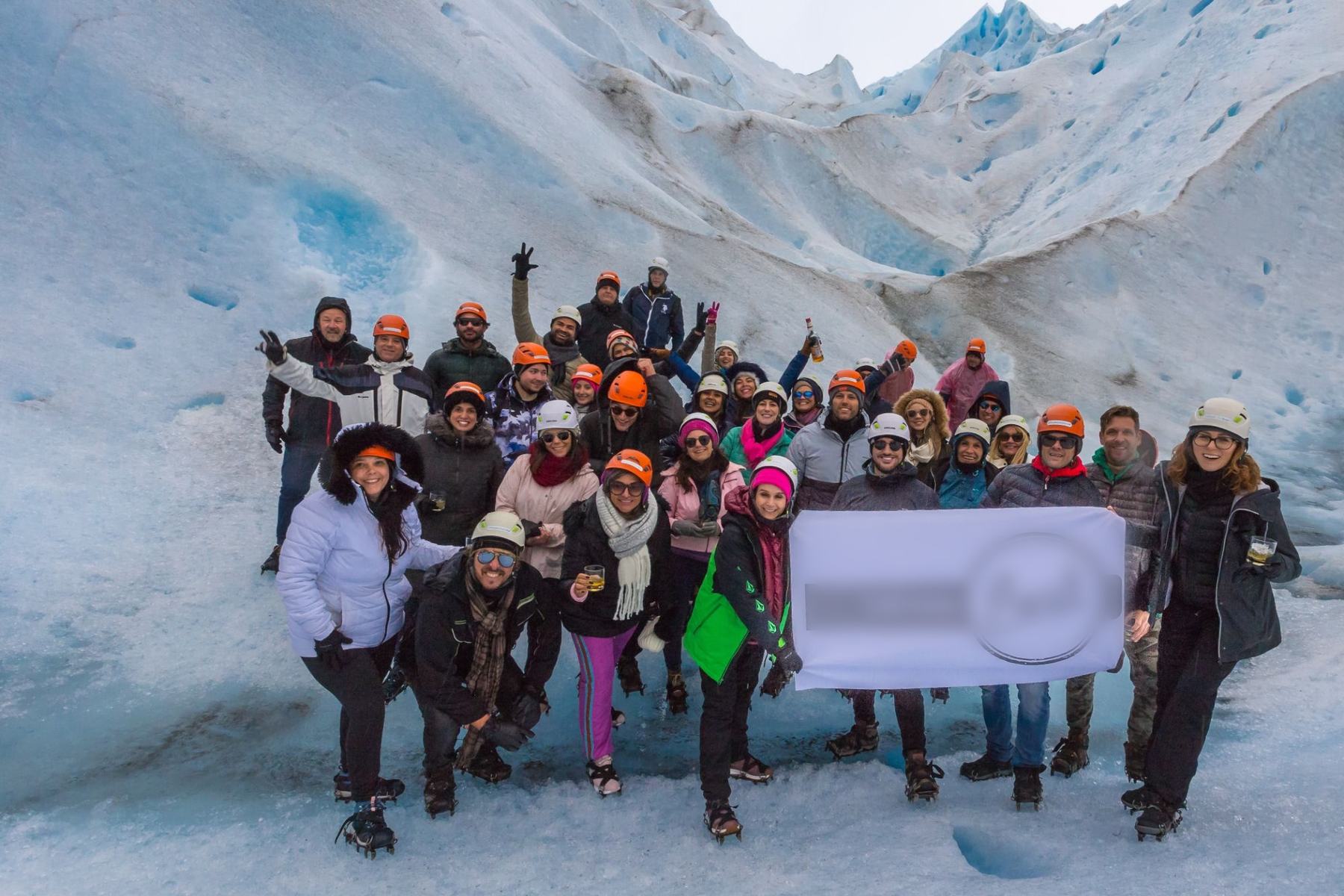 Un grupo corporativo posa sobre el hielo del glaciar Perito Moreno