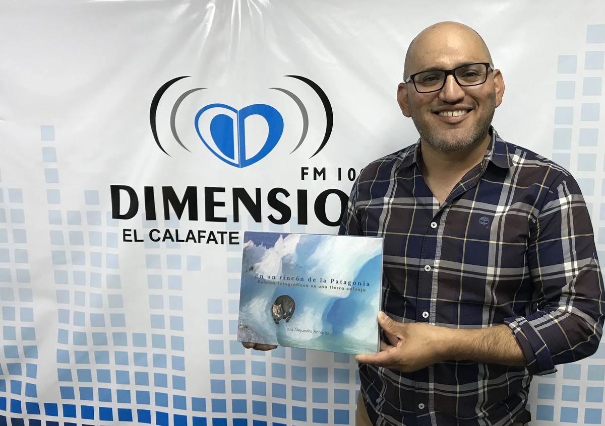 Luis Acharez sostiene su libro En un rincón de la Patagonia en una radio de El Calafate