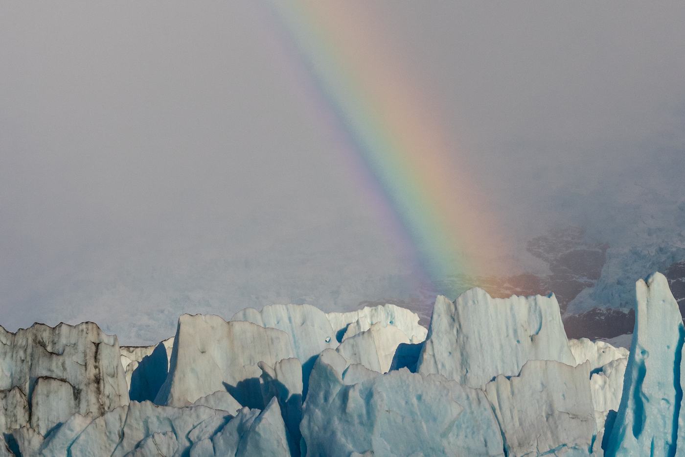 Un arco iris cae sobre las torres de hielo del frente del glaciar