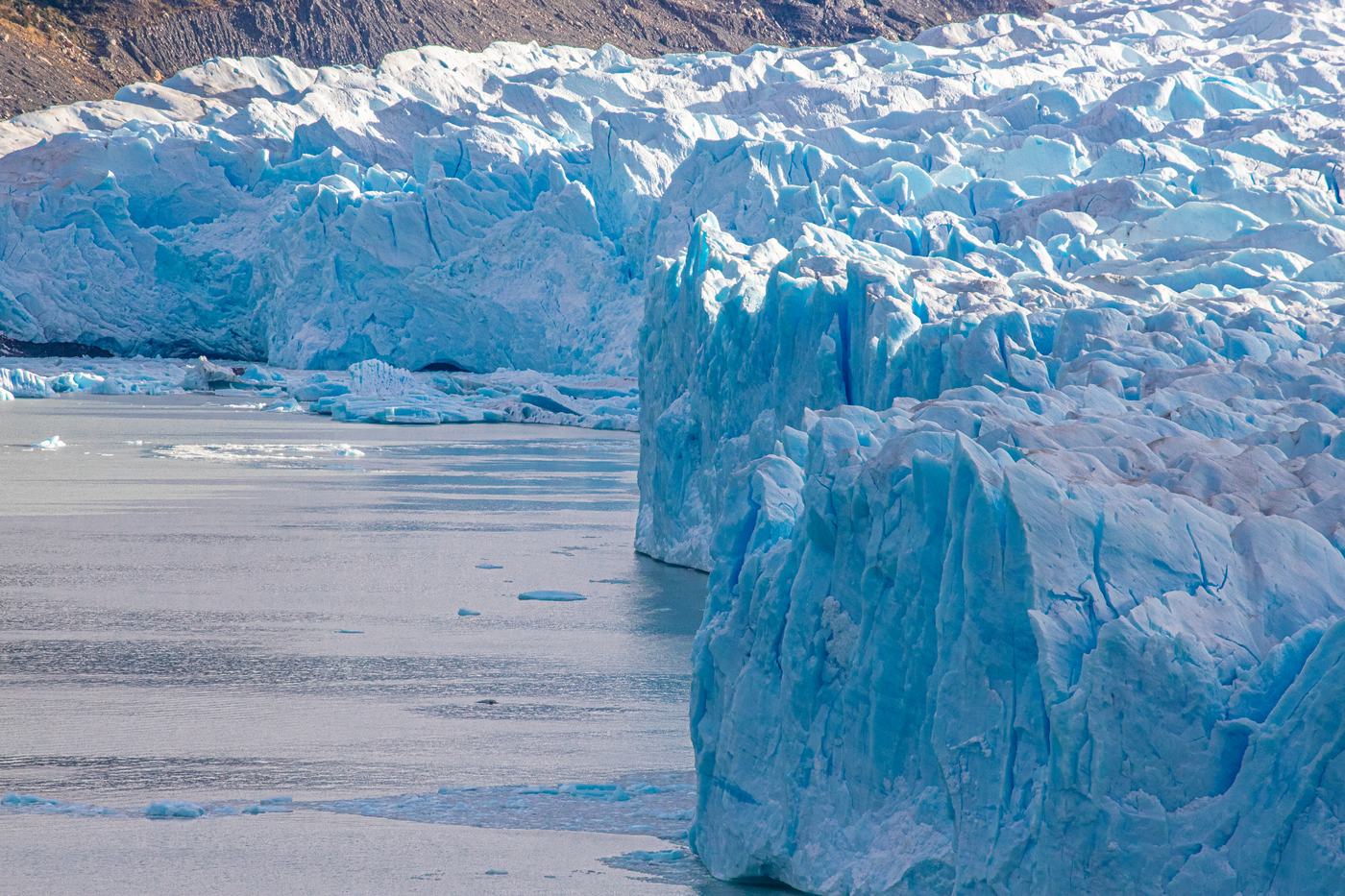 El frente del glaciar con luz de costado sobre el lago