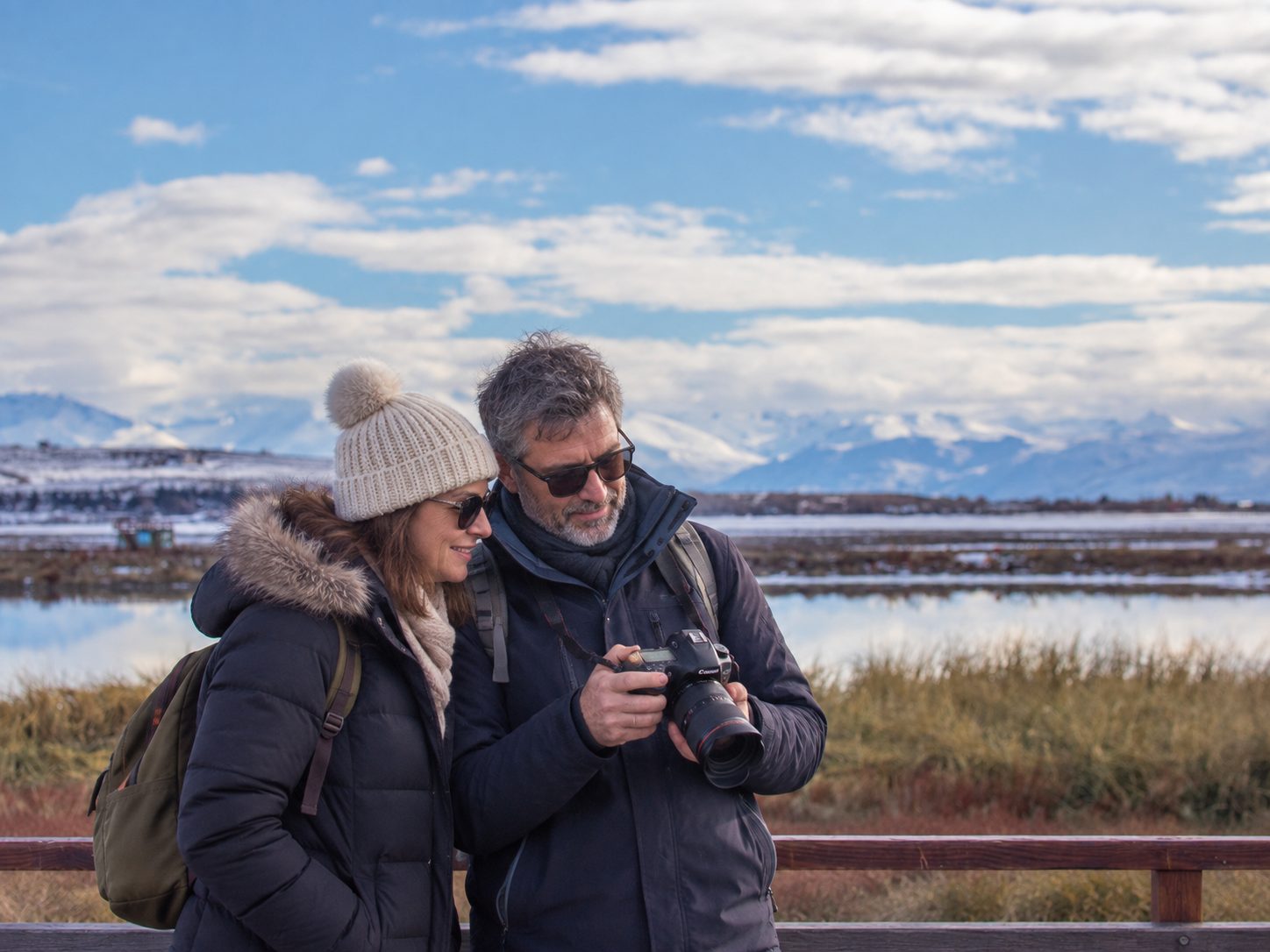 Una pareja revisa en la cámara la foto que acaba de tomar en la Reserva Laguna Nimez