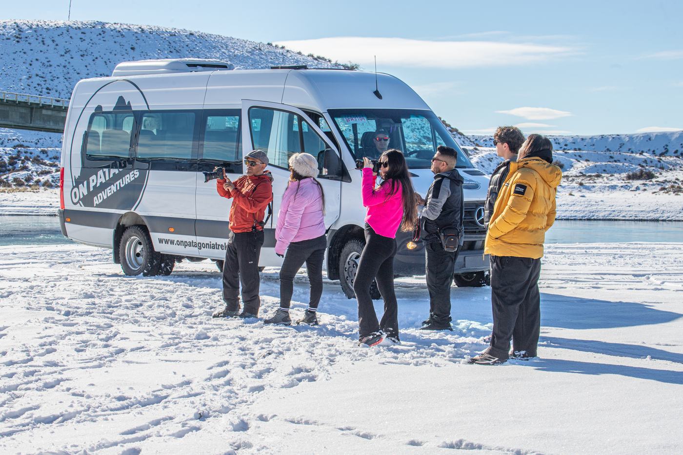 El grupo fotografía junto a la camioneta de ON Patagonia Adventures en la estepa nevada