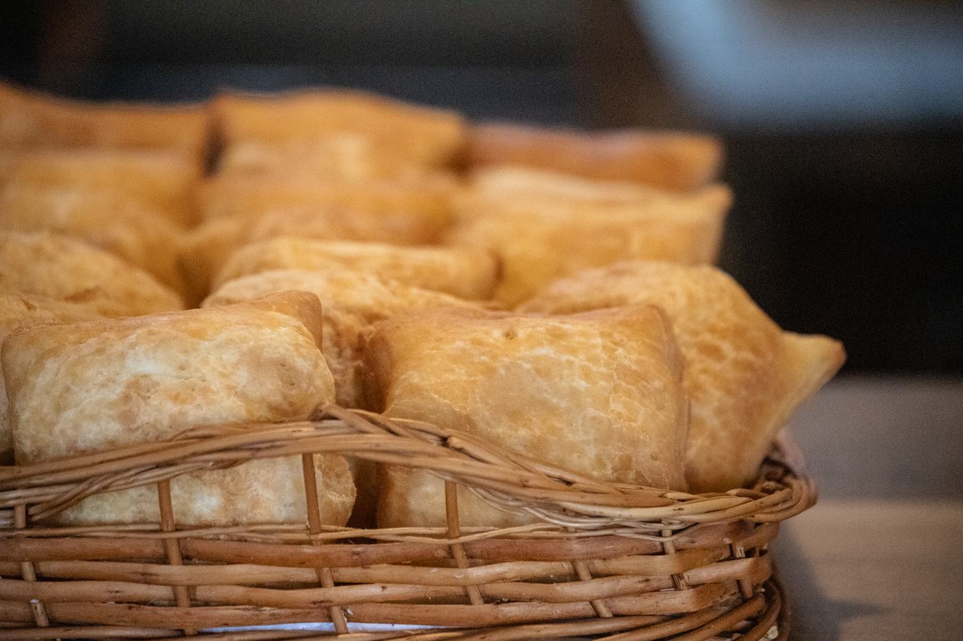 Canasta de tortas fritas recién hechas
