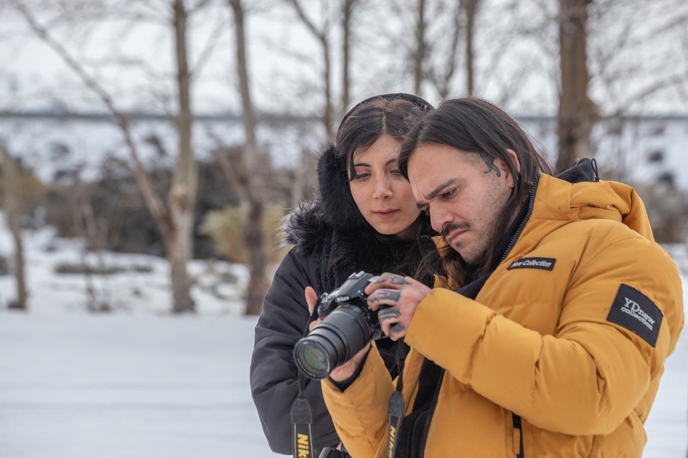 Dos viajeros revisan juntos una foto en la pantalla de la cámara